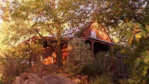 Artscape Cottage Beechworth - Holiday Cairns 0