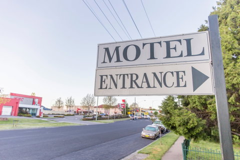 Bathurst Motor Inn - Holiday Cairns 0