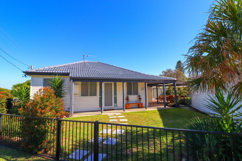 Beachside Cottage At Blacksmiths - Holiday Cairns 0