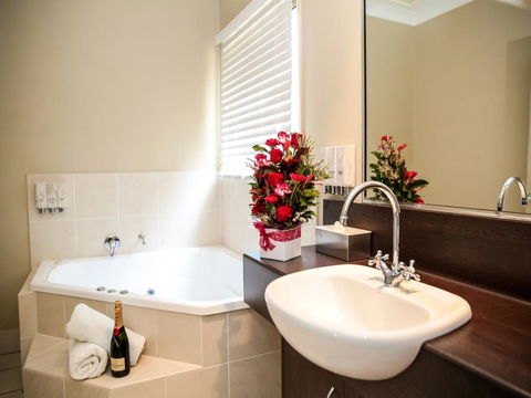 Best Western Bungil Creek Motel - Holiday Cairns 1