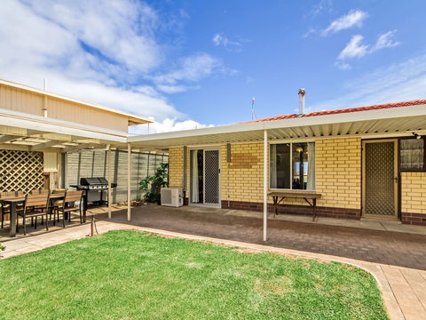 Century 21 SouthCoast: Sun And Sea - Holiday Cairns 0