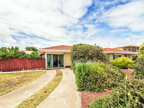 Century 21 SouthCoast: Sun And Sea - Holiday Cairns 1