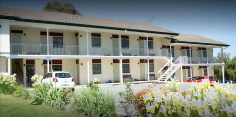 Colonial Lodge Motor Inn - Holiday Cairns 0