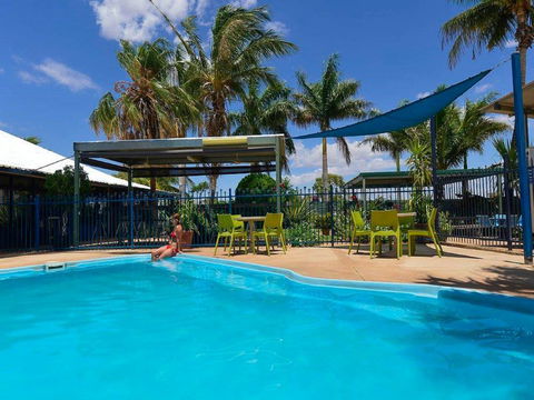 Devils Marbles Hotel - Holiday Cairns 0