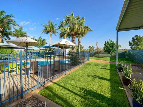 Devils Marbles Hotel - Holiday Cairns 1