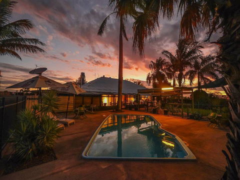 Devils Marbles Hotel - Holiday Cairns 2