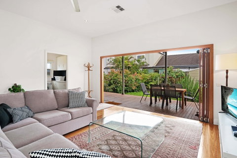 Newcastle Executive Homes - Cooks Hill Cottage - Holiday Cairns 0