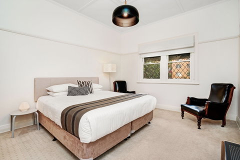 Newcastle Executive Homes - Cooks Hill Cottage - Holiday Cairns 1
