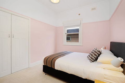 Newcastle Executive Homes - Cooks Hill Cottage - Holiday Cairns 2