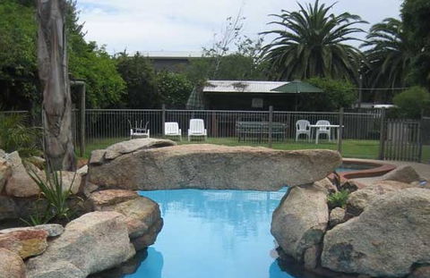 Boat Ramp Motel - Holiday Cairns 1