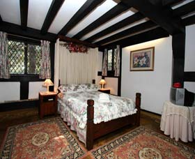 Anne Hathaways Cottage - Holiday Cairns 0