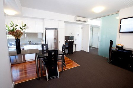 Honeysuckle Executive Apartments - Holiday Cairns 3