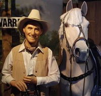 Big Golden Guitar Tourist Centre - Holiday Cairns