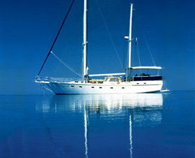 A Luxury Yacht On Sydney Harbour - Holiday Cairns 0