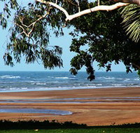 Beachfront Hotel - Holiday Cairns