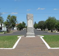 War Memorial and Heroes Avenue Roma - Holiday Cairns