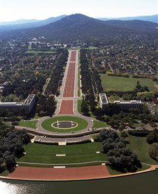 ANZAC Parade - Holiday Cairns 0