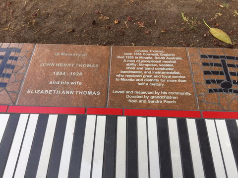 Piano Park Bench, Moonta - Holiday Cairns 1