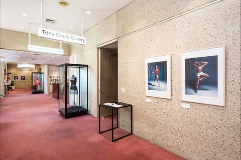 Tony Gould Gallery - Holiday Cairns 0