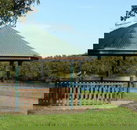 Scotts Point Way to Riverside Park trail - Holiday Cairns