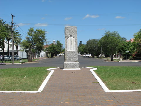 War Memorial And Heroes Avenue, Roma - Holiday Cairns 0