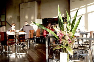 R Bar Restaurant Port Melbourne - Holiday Cairns 0