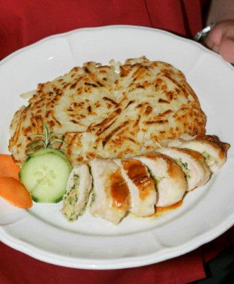 Des Alpes Swiss Restaurant - Holiday Cairns 4