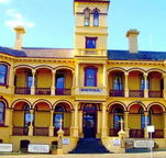 The Queenscliff Historic Royal Hotel - Holiday Cairns