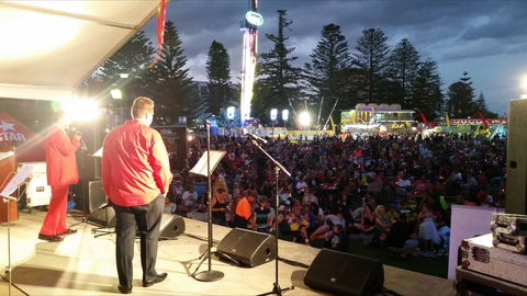 A Luminous Christmas At The Entrance - Holiday Cairns 0
