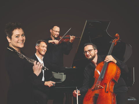 Eggner Trio & Diana Doherty - Holiday Cairns 0