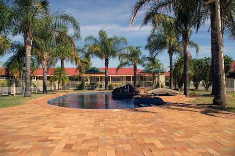 Pines Country Club Motor Inn - Holiday Cairns 2
