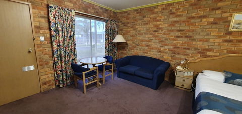 Pines Country Club Motor Inn - Holiday Cairns 4