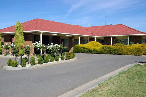 Pines Country Club Motor Inn - Holiday Cairns 3