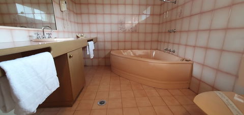 Pines Country Club Motor Inn - Holiday Cairns 6