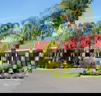 Pines Country Club Motor Inn - Holiday Cairns