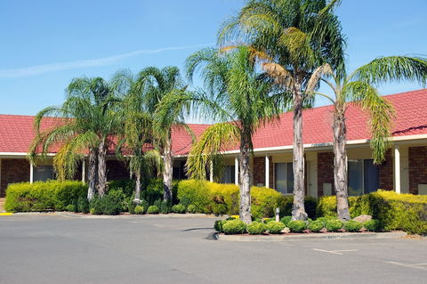 Pines Country Club Motor Inn - Holiday Cairns 0