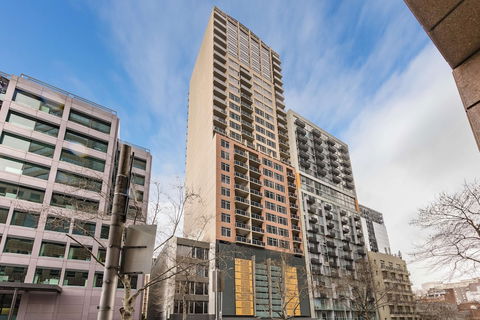 Oaks Melbourne On Lonsdale Suites - Holiday Cairns 5