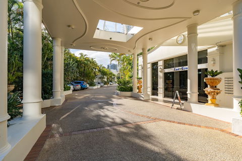 Burleigh Mediterranean Resort - Holiday Cairns 0