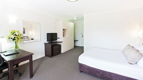 Ibis Styles Canberra Tall Trees - Holiday Cairns 6