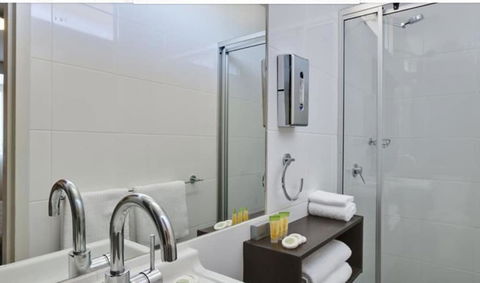 Ibis Styles Canberra Tall Trees - Holiday Cairns 3