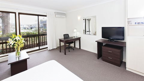 Ibis Styles Canberra Tall Trees - Holiday Cairns 4