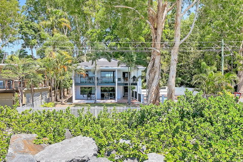 Dolce Vita Beachfront Holiday House - Holiday Cairns 1