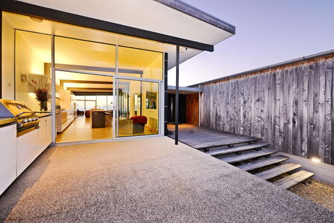 Cloudy Bay Beach House - Holiday Cairns 1