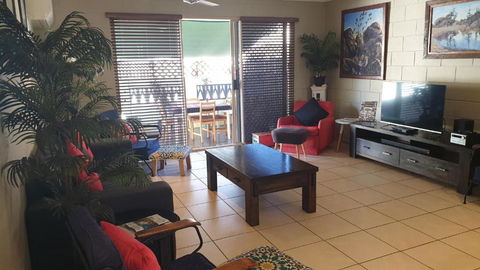 A City Retreat 2BR Apartment Reid Park Townsville - Holiday Cairns 5