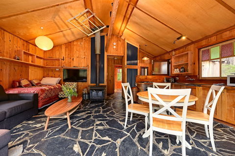 Saintys Creek Cottage - Holiday Cairns 6