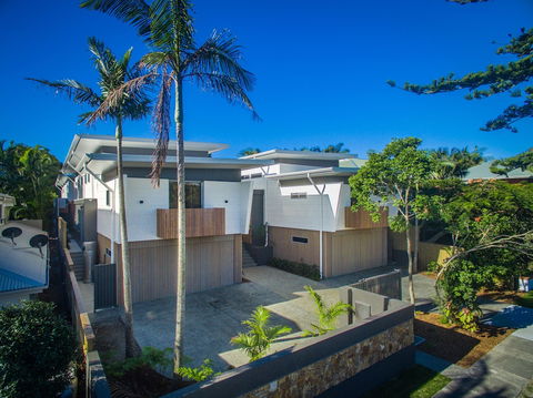 A PERFECT STAY - KoKo's Beach Houses 1 And 2 - Holiday Cairns 3