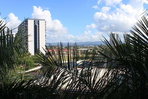 BUNK Backpackers Surfers Paradise - Hostel - Holiday Cairns 1