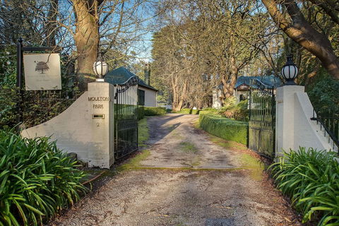 Moulton Park Homestead - Holiday Cairns 0