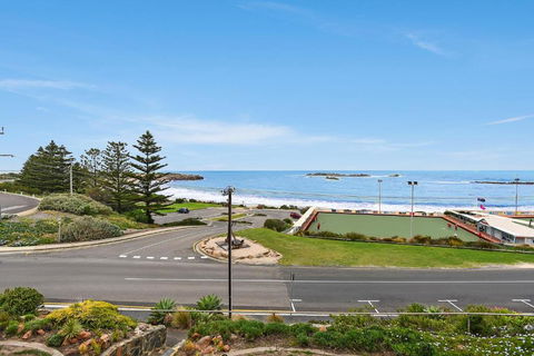 The Dolphins Beachfront Apartments - Holiday Cairns 6
