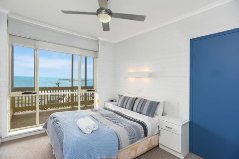 The Dolphins Beachfront Apartments - Holiday Cairns 1